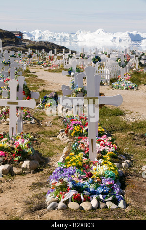 Un Inuit sepoltura nel cimitero ad Ilulissat in Groenlandia con ghiaccio bergs da Ilulissat fiordo di ghiaccio o Sermeq Kujalleq glacier Foto Stock