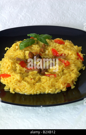 Risotto con funghi e zaffron Foto Stock