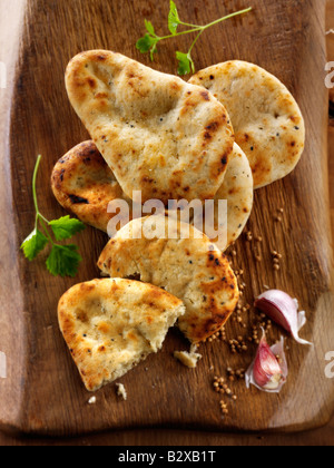 Aglio e coriandolo pane di Naan indiano servito pronto a mangiare Foto Stock