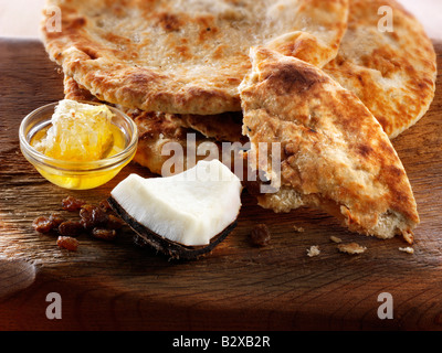 Peshwari Naan. Sultanina di cocco e pane al miele serviti pronti a mangiare - cucina indiana Foto Stock