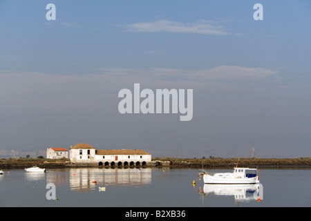 Mulino a marea di Seixal Bay (immagine iconica di Seixal). Costruito nel medioevo, è uno dei superstiti Tide Mills in Europa. Foto Stock