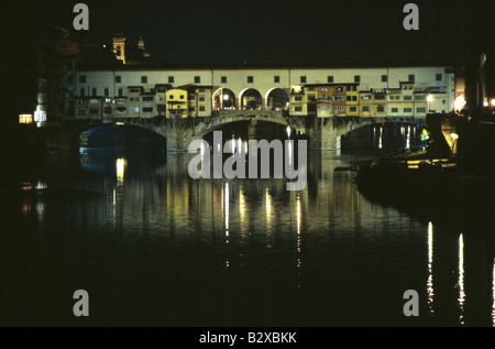 Vista notturna del Ponte Vecchio Ponte sul fiume Arno a Firenze Italia Foto Stock