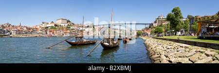 Il quartiere Ribeira, il Rabelo barche e il D. Luiz ho ponte sopra il fiume Douro a Porto, Portogallo. Patrimonio Mondiale dell'Unesco. Foto Stock