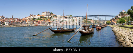 Il quartiere Ribeira, il Rabelo barche e il D. Luiz ho ponte sopra il fiume Douro a Porto, Portogallo. Patrimonio Mondiale dell'Unesco. Foto Stock