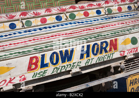 Tipico esempio di coloratissimi decorazione di lunga distanza carrelli in India. Foto Stock