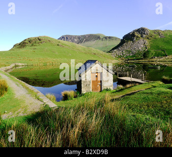 Una calma e splendida mattinata a Llyn Dywarchen nel parco nazionale di Snowdonia nel Galles del Nord Foto Stock