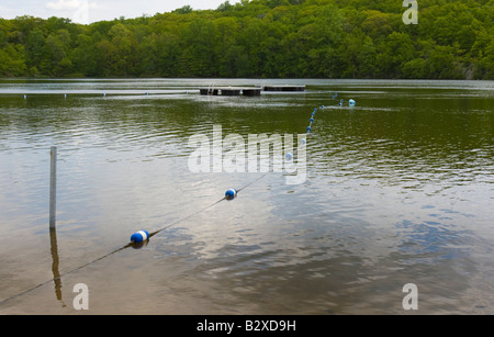 Corda e boe in un lago Foto Stock