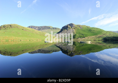 Una calma e splendida mattinata a Llyn Dywarchen nel parco nazionale di Snowdonia nel Galles del Nord Foto Stock