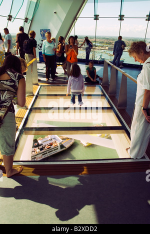 I visitatori dello Spinnaker Tower guardare un traghetto 100m al di sotto del vetro piano di visualizzazione Foto Stock