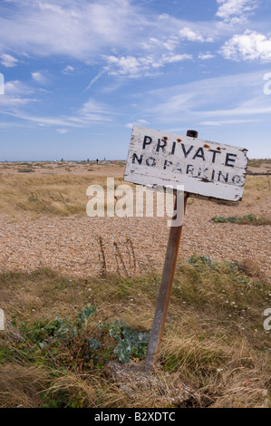 Martoriato e ruggine vecchia nessun segno di parcheggio sulla spiaggia di ciottoli a Dungeness nel Kent Foto Stock