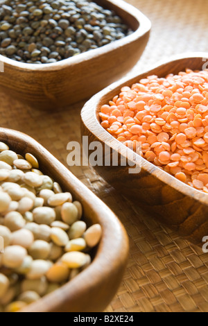 Selezione di lenticchie in ciotole di legno Foto Stock