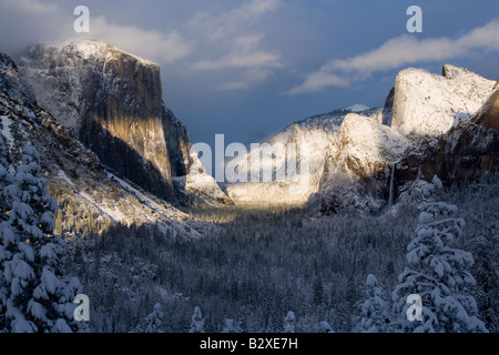 Una radura tardo inverno storm lascia 16 iinches di neve fresca nella Yosemite Valley Foto Stock