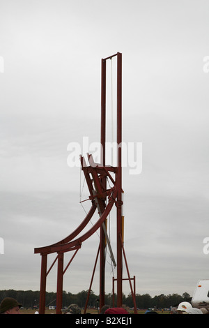 Grande inarcamento con telaio metallico trebuchet con braccio avvolto in basso pronto per il caricamento e il fuoco. Foto Stock