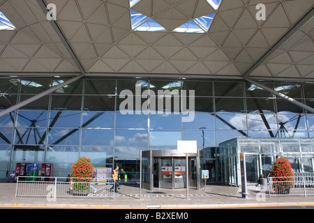 Stansted Aeroporto di arrivo e di partenza ingresso essex England Regno unito Gb Foto Stock