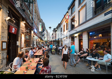 Il marciapiede ristoranti nella stretta strada pedonale di Muntstraat, Leuven, Belgio Foto Stock