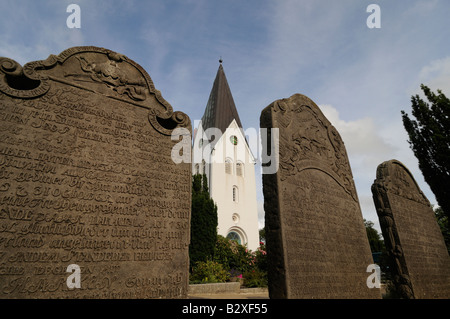 Lapidi di ricchi capitani nel cimitero di San Clemence chiesa tedesca sul Mare del nord Isola di Amrum Foto Stock