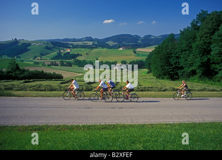 I turisti americani, turisti europei, ciclisti, tour guidato, tour in bicicletta, villaggio di Klam, Austria Superiore Stato, Austria Foto Stock