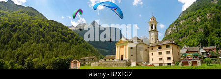 Chiesa barocca a Sonogno con parapendii, Val Verzasca, Tocino, alpi svizzere Foto Stock