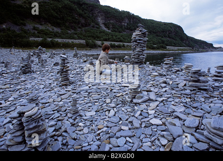 Norvegia fiordo vicino Repvag pietre piatte conctructions torri Foto Stock