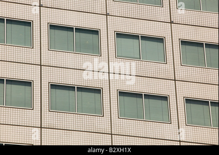 Windows del blocco di ufficio con persiane chiuse Rotterdam Olanda Foto Stock