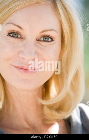 Colpo alla testa di donna sorridente Foto Stock