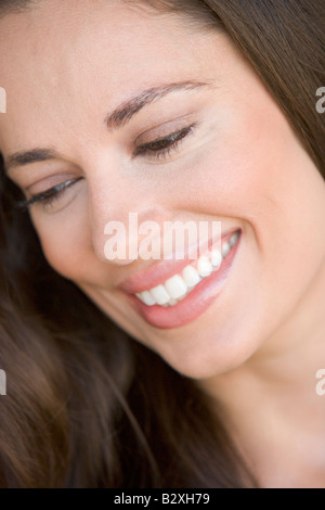 Colpo alla testa di donna sorridente Foto Stock