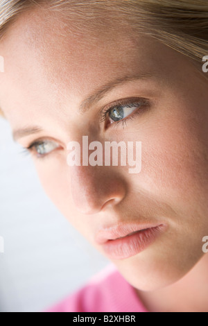 Colpo alla testa di donna pensando Foto Stock