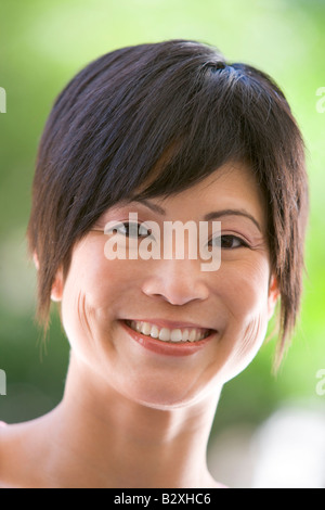 Colpo alla testa di donna sorridente Foto Stock