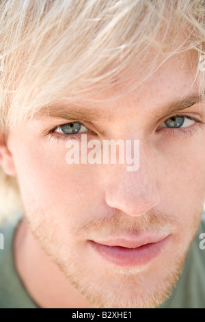 Colpo alla testa di uomo sorridente Foto Stock