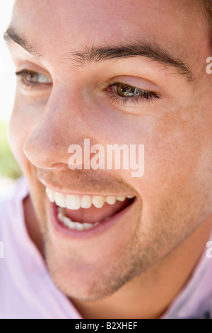 Colpo alla testa di uomo sorridente Foto Stock