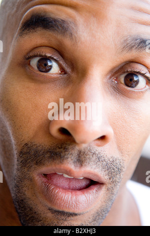 Colpo alla testa di uomo sorpreso Foto Stock