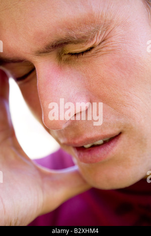 Colpo alla testa dell'uomo scowling Foto Stock