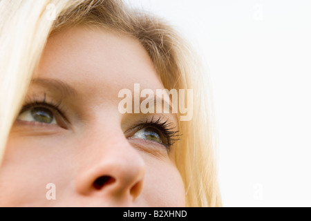 Colpo alla testa di donna pensando Foto Stock