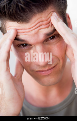 Colpo alla testa dell'uomo scowling Foto Stock