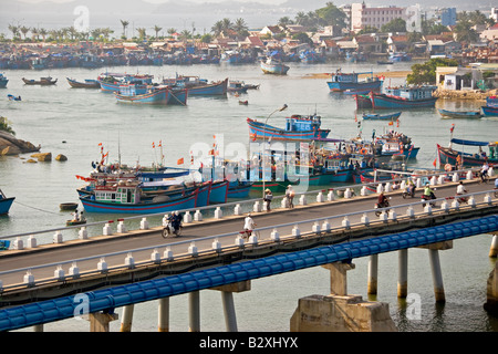 Vista del Cai porto fluviale che mostra Ha Ra Bridge, Nha Trang, Vietnam Foto Stock