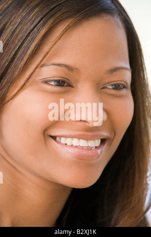 Colpo alla testa di donna sorridente Foto Stock