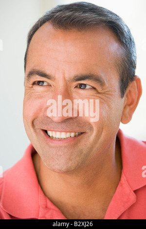 Colpo alla testa di uomo sorridente Foto Stock