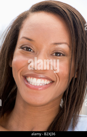 Colpo alla testa di donna sorridente Foto Stock