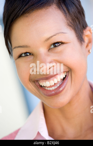 Colpo alla testa di donna sorridente Foto Stock