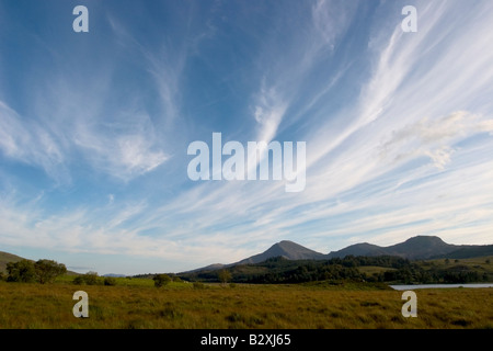Un tardo pomeriggio vista est attraverso Llyn y Gader verso Moel Hebog da Rhyd-Ddu nella parte inferiore del percorso di Snowdon Foto Stock