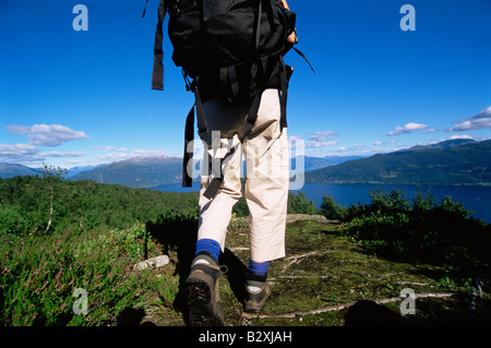 La donna per le gambe all'aperto durante le escursioni in posizione panoramica Foto Stock