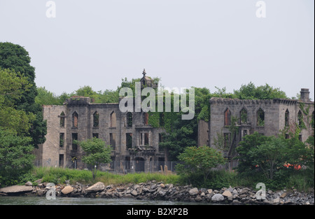 Il rovinato il vaiolo ospedale a Roosevelt Island in New York City East River è un punto fondamentale di New York City. Foto Stock