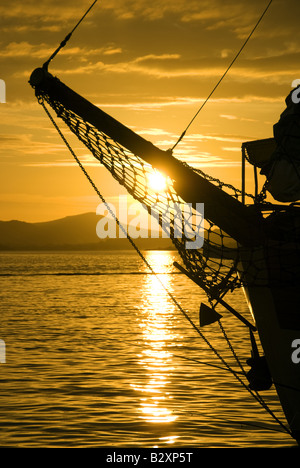 Tramonto su una delle isole di Kornati dal dock in mare Porto di Biograd sulla costa dalmata di adriatico Foto Stock