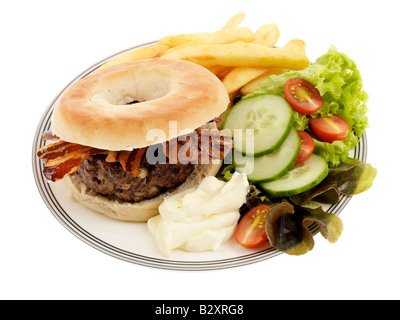 Freschi e saporiti fatti in casa hamburger di manzo con pancetta croccante patatine e insalata isolata contro uno sfondo bianco con nessun popolo e un tracciato di ritaglio Foto Stock