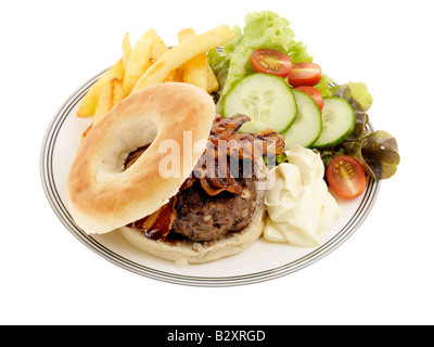 Freschi e saporiti fatti in casa hamburger di manzo con pancetta croccante patatine e insalata isolata contro uno sfondo bianco con nessun popolo e un tracciato di ritaglio Foto Stock