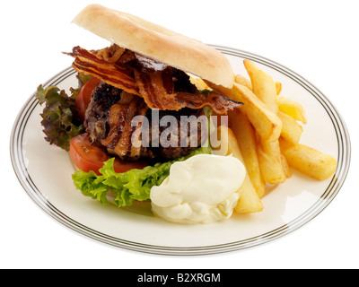 Freschi e saporiti fatti in casa hamburger di manzo con pancetta croccante patatine e insalata isolata contro uno sfondo bianco con nessun popolo e un tracciato di ritaglio Foto Stock