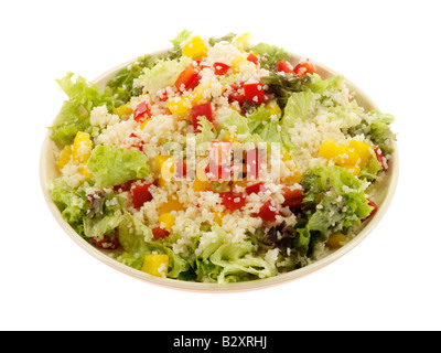 Fresco e salutare mista mediterranea Insalata di cous cous isolata contro uno sfondo bianco con un tracciato di ritaglio e nessun popolo Foto Stock