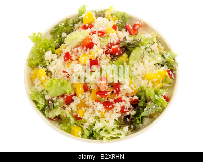 Fresco e salutare mista mediterranea Insalata di cous cous isolata contro uno sfondo bianco con un tracciato di ritaglio e nessun popolo Foto Stock