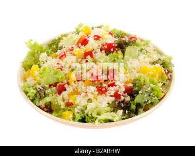 Fresco e salutare mista mediterranea Insalata di cous cous isolata contro uno sfondo bianco con un tracciato di ritaglio e nessun popolo Foto Stock