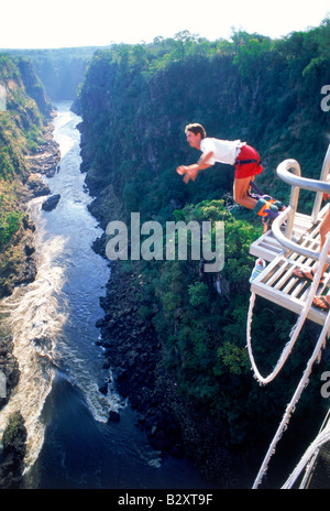 Il bungy jumping off 152 metro alto Victoria Falls ponte sopra il fiume Zambezi tra Zambia e Zimbabwe Foto Stock